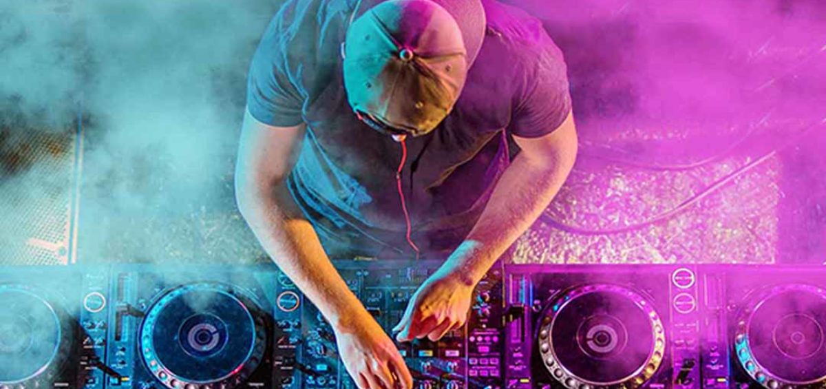 DeeJay, Vocalist, Ospiti Speciali Rap & Trap, Videoproiezioni a tema, Giochi e Animazioni DANCE MUSIC, musica dance, commerciale e anni '2000, cantare e ballare, Ballerine, Fotografo per l'evento, Social media promotion, e tanto altro BOUNCE PARTY, Gli ultimi successi Reggaeton, Hip Hop e Trap, italiane e straniere.